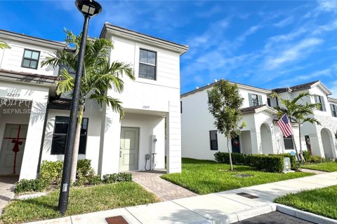 Купить таунхаус в Хомстед, Флорида 3 спальни, 129.41м2, № 1968795 - фото 4