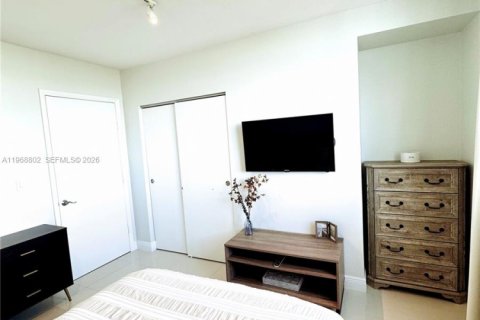 Condo in Miami, Florida, 2 bedrooms  № 2031735 - photo 19