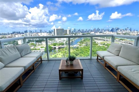 Condo in Miami, Florida, 2 bedrooms  № 2031735 - photo 16