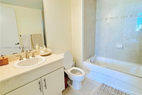 Condo in Miami, Florida, 2 bedrooms  № 2031735 - photo 21