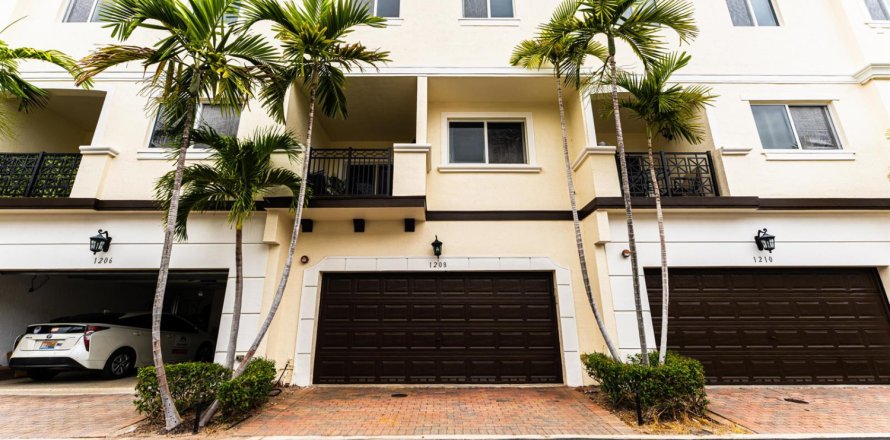 Townhouse in Boynton Beach, Florida 3 bedrooms, 212.19 sq.m. № 2146229