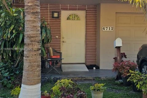 House in Tamarac, Florida 2 bedrooms, 100.52 sq.m. № 1994027 - photo 1