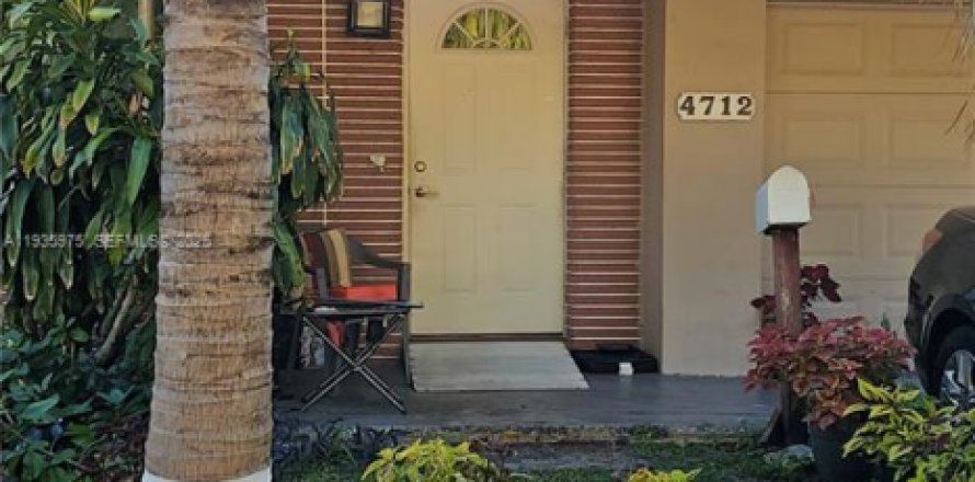 House in Tamarac, Florida 2 bedrooms, 100.52 sq.m. № 1994027