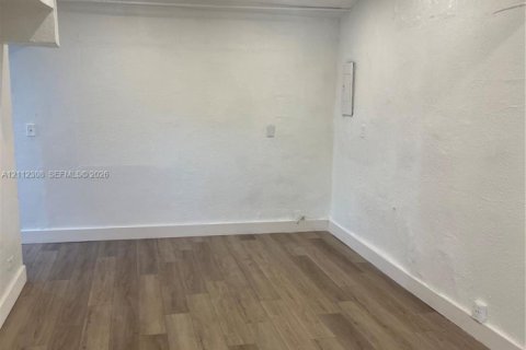 Villa ou maison à louer à North Miami, Floride: 2 chambres, 104.7 m2 № 2431294 - photo 3