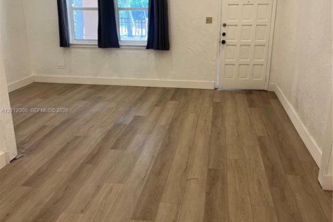 Villa ou maison à louer à North Miami, Floride: 2 chambres, 104.7 m2 № 2431294 - photo 2