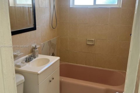Villa ou maison à louer à North Miami, Floride: 2 chambres, 104.7 m2 № 2431294 - photo 8