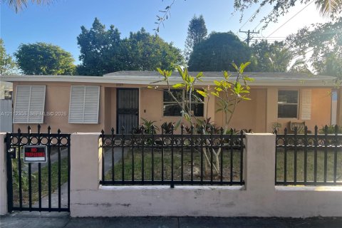 Villa ou maison à North Miami, Floride 2 chambres, 104.7 m2 № 2431294