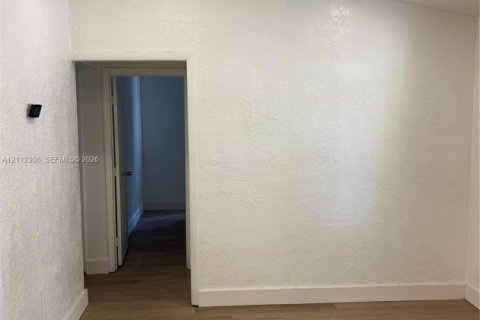 Villa ou maison à louer à North Miami, Floride: 2 chambres, 104.7 m2 № 2431294 - photo 6