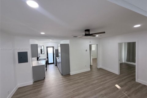 House in North Miami Beach, Florida 2 bedrooms, 65.03 sq.m. № 2260847 - photo 10