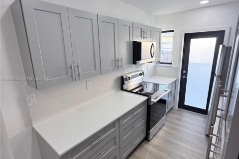 House in North Miami Beach, Florida 2 bedrooms, 65.03 sq.m. № 2260847 - photo 6