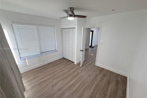 House in North Miami Beach, Florida 2 bedrooms, 65.03 sq.m. № 2260847 - photo 4