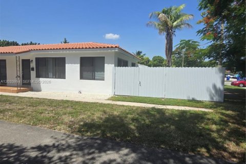 House in North Miami Beach, Florida 2 bedrooms, 65.03 sq.m. № 2260847