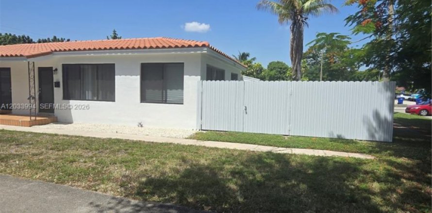 House in North Miami Beach, Florida 2 bedrooms, 65.03 sq.m. № 2260847