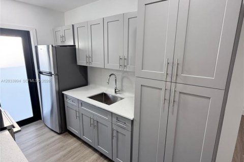 House in North Miami Beach, Florida 2 bedrooms, 65.03 sq.m. № 2260847 - photo 8