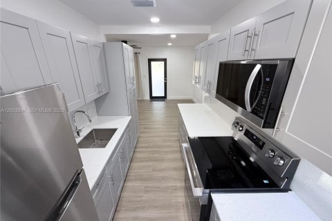House in North Miami Beach, Florida 2 bedrooms, 65.03 sq.m. № 2260847 - photo 7