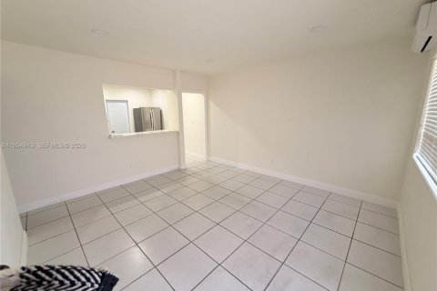 Villa ou maison à louer à North Miami Beach, Floride: 2 chambres, 140.47 m2 № 2009791 - photo 2