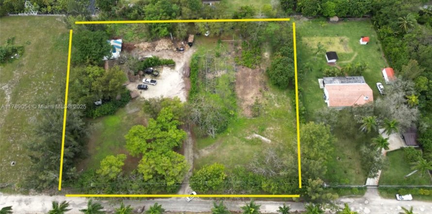 Commercial property in Homestead, Florida № 1863349