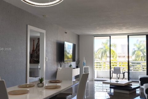 Condominio en venta en Aventura, Florida, 2 dormitorios, 98.94 m2 № 2339885 - foto 2