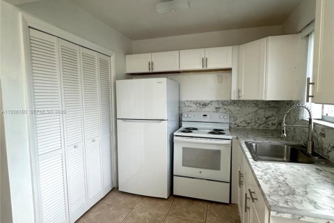 Condo in Hollywood, Florida, 1 bedroom  № 1995848 - photo 5