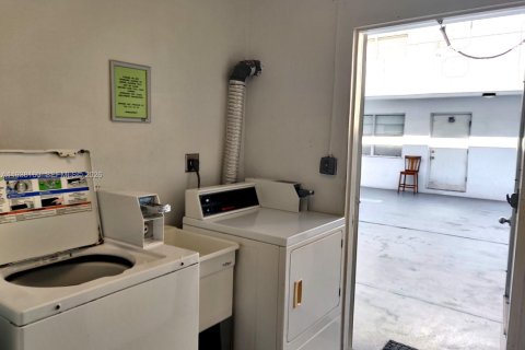 Condo in Hollywood, Florida, 1 bedroom  № 1995848 - photo 13