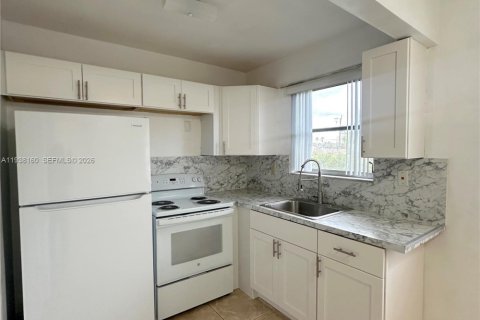 Condo in Hollywood, Florida, 1 bedroom  № 1995848 - photo 4