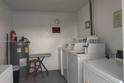 Condo in Hollywood, Florida, 1 bedroom  № 1995848 - photo 12