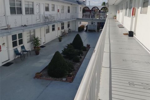 Condo in Hollywood, Florida, 1 bedroom  № 1995848 - photo 14