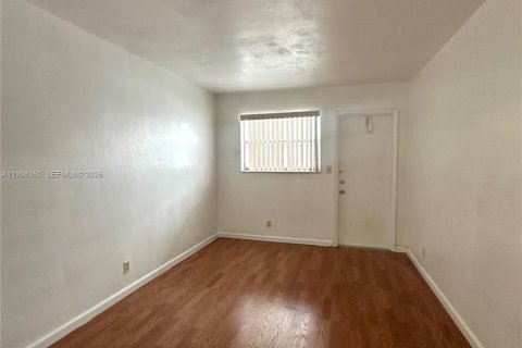 Condo in Hollywood, Florida, 1 bedroom  № 1995848 - photo 10