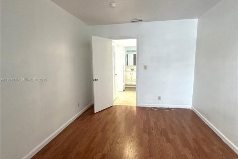 Condo in Hollywood, Florida, 1 bedroom  № 1995848 - photo 11