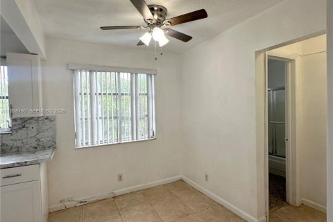Condo in Hollywood, Florida, 1 bedroom  № 1995848 - photo 6