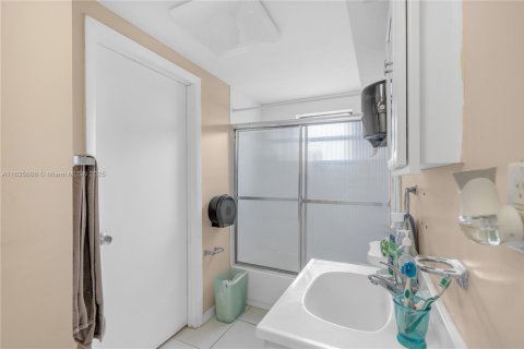 Commercial property in Miami, Florida № 1936309 - photo 27