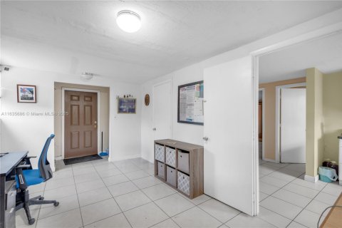 Commercial property in Miami, Florida № 1936309 - photo 4