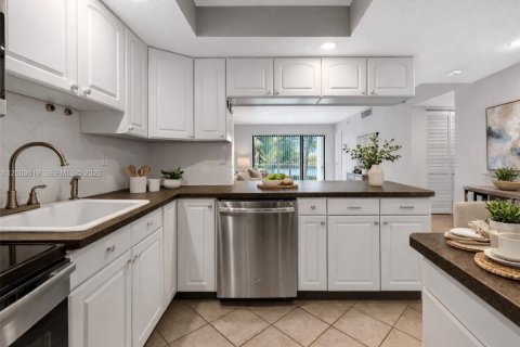 Condo in Pompano Beach, Florida, 2 bedrooms  № 2068391 - photo 3