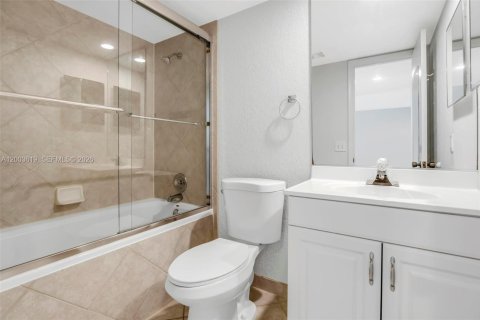 Condo in Pompano Beach, Florida, 2 bedrooms  № 2068391 - photo 9