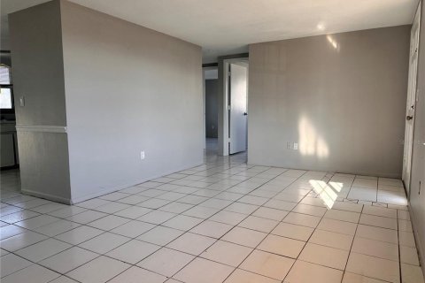 Villa ou maison à louer à Holiday, Floride: 2 chambres, 91.04 m2 № 2103642 - photo 5