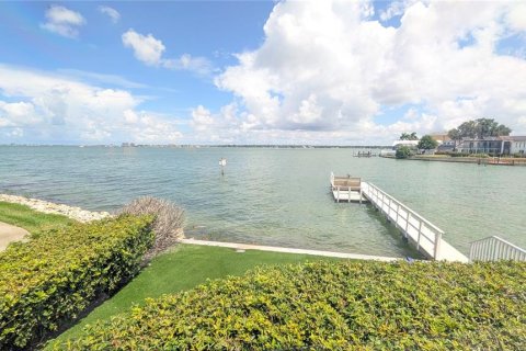Casa en Saint Petersburg, Florida 3 dormitorios, 272.02 m2 № 2225249