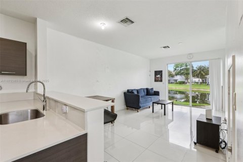 Townhouse in Lauderhill, Florida 3 bedrooms, 126.35 sq.m. № 1929210 - photo 13