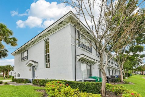 Townhouse in Lauderhill, Florida 3 bedrooms, 126.35 sq.m. № 1929210 - photo 2
