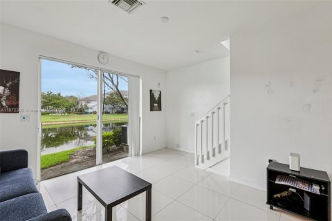 Townhouse in Lauderhill, Florida 3 bedrooms, 126.35 sq.m. № 1929210 - photo 10