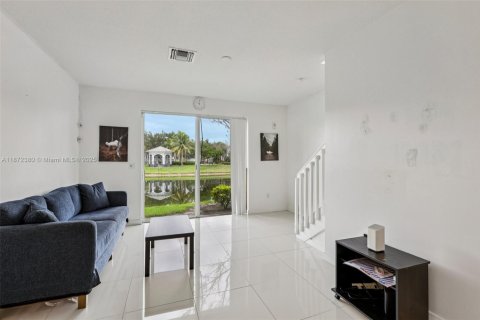 Townhouse in Lauderhill, Florida 3 bedrooms, 126.35 sq.m. № 1929210 - photo 9