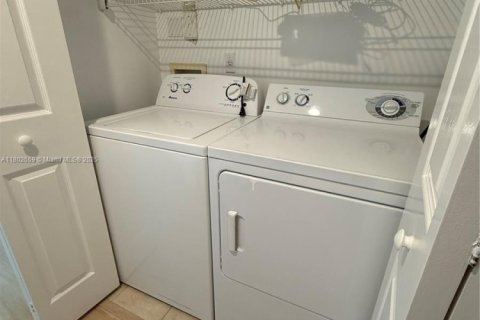 Condo in West Palm Beach, Florida, 2 bedrooms  № 1701028 - photo 14