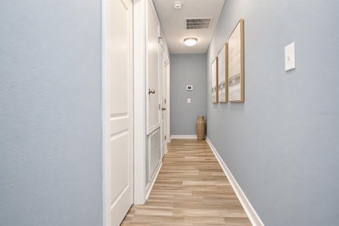 Townhouse in Brandon, Florida 2 bedrooms, 105.91 sq.m. № 2408527 - photo 7