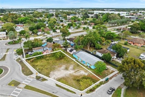 Terreno en venta en West Perrine, Florida № 1983018 - foto 8