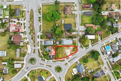 Terreno en venta en West Perrine, Florida № 1983018 - foto 12