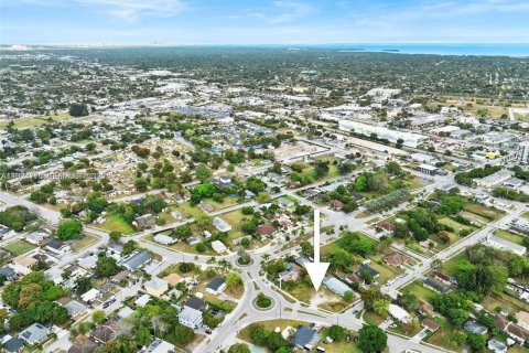 Terreno en venta en West Perrine, Florida № 1983018 - foto 14