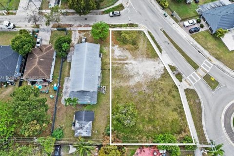 Terreno en venta en West Perrine, Florida № 1983018 - foto 15