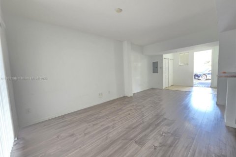 Condominio en alquiler en Riviera Beach, Florida, 2 dormitorios, 77.76 m2 № 1943992 - foto 3