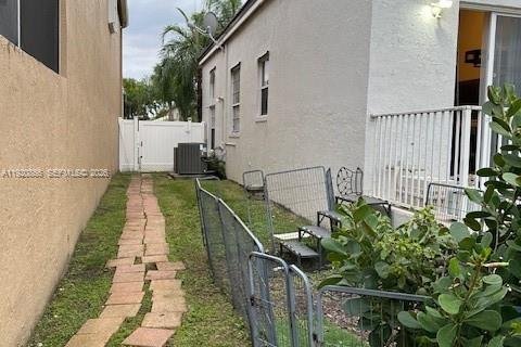 Casa en venta en Pembroke Pines, Florida, 4 dormitorios, 275.46 m2 № 1974885 - foto 28
