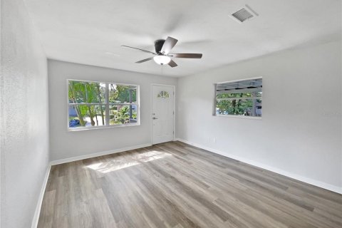 House in Apopka, Florida 3 bedrooms, 93.83 sq.m. № 1915270 - photo 4