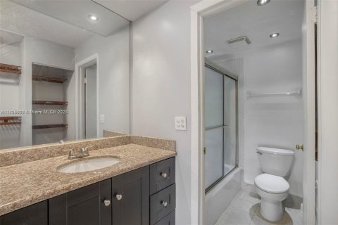 Condo in Lauderhill, Florida, 3 bedrooms  № 1861371 - photo 25